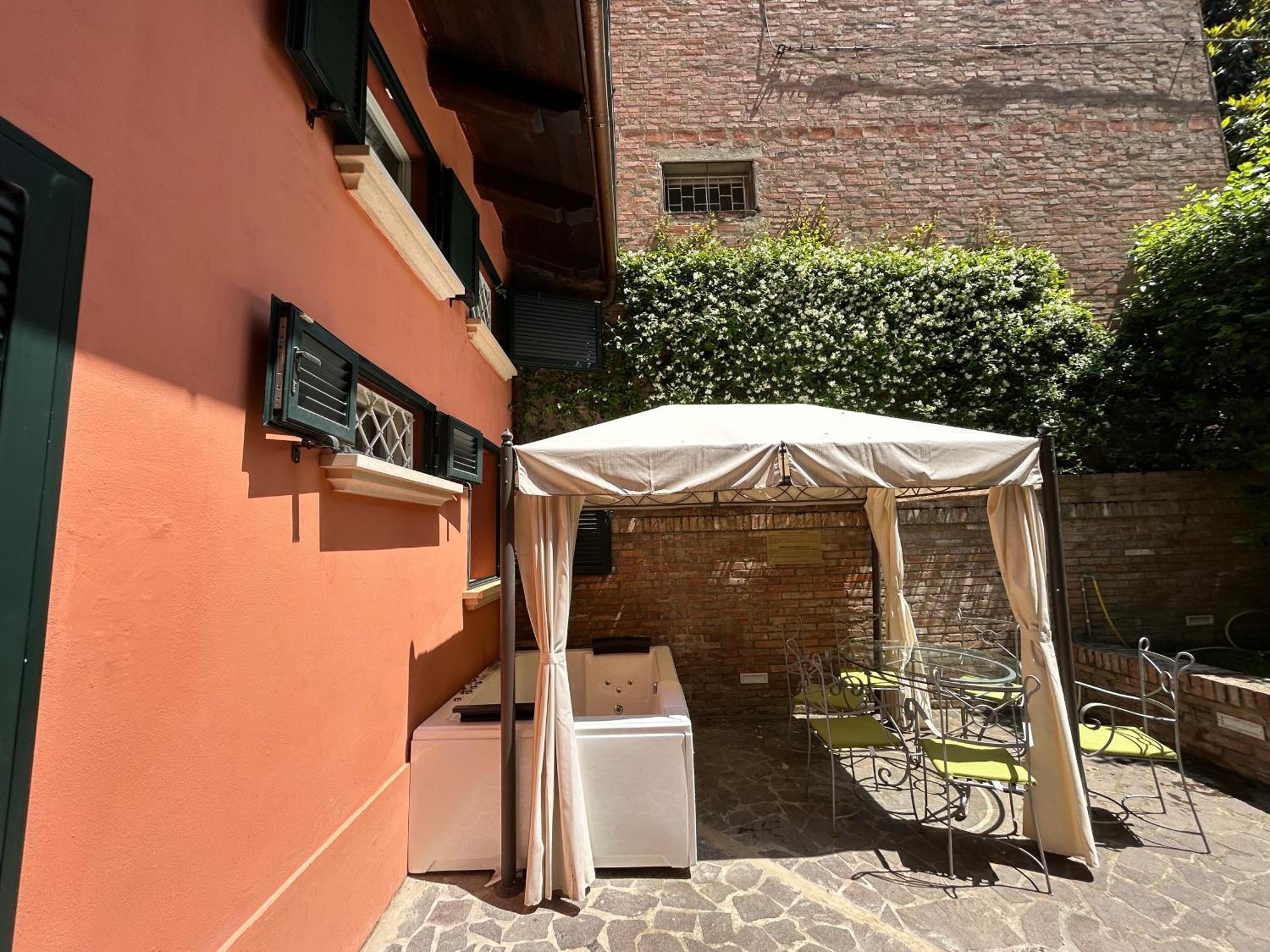 Isaia Garden -Private Garden Spa Bath Bolognarooms ボローニャ エクステリア 写真